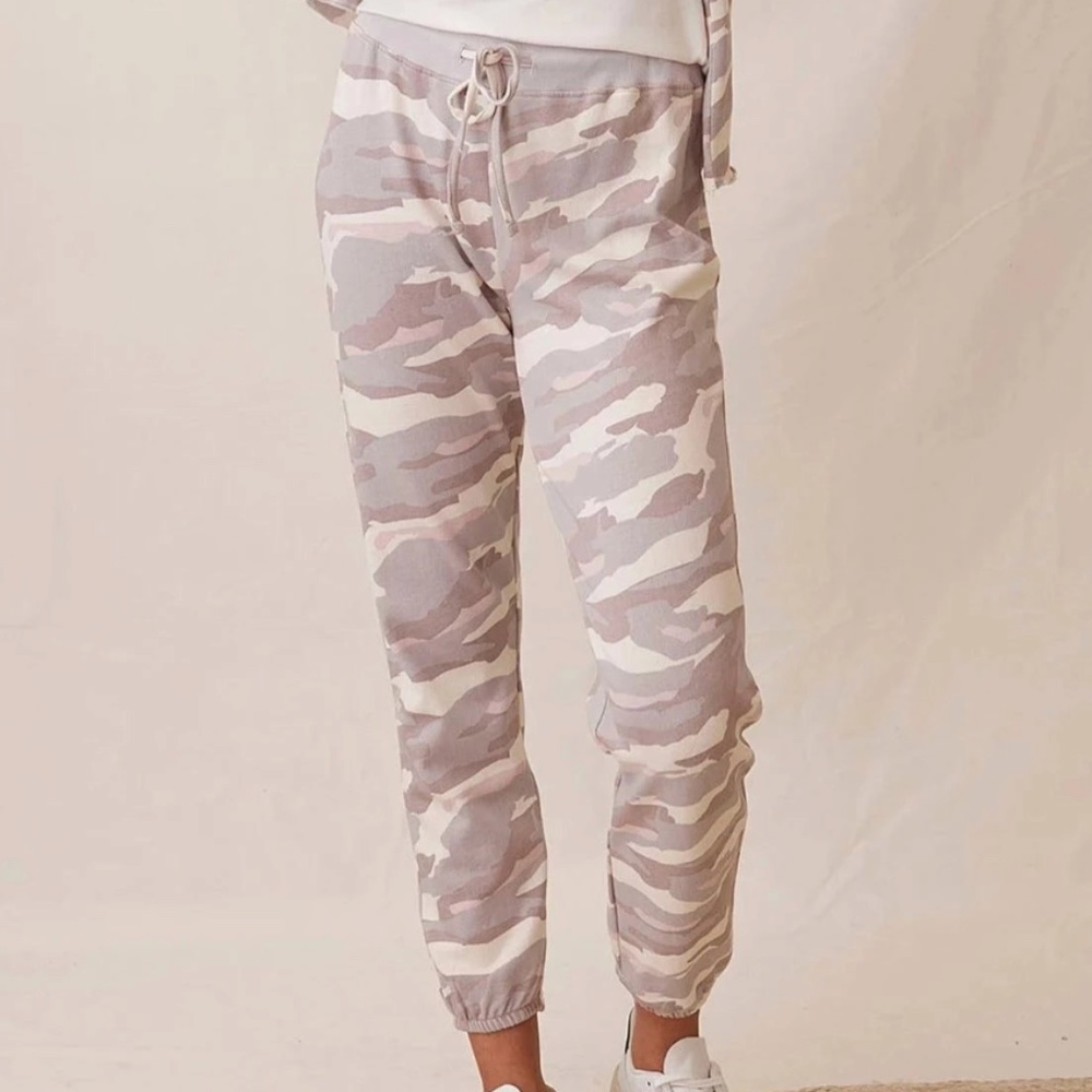 Grey State Quartz Camo Sweatpants size 2 perfect condition